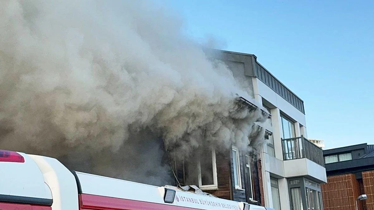 Beyoğlu'nda ahşap binada yangın çıktı