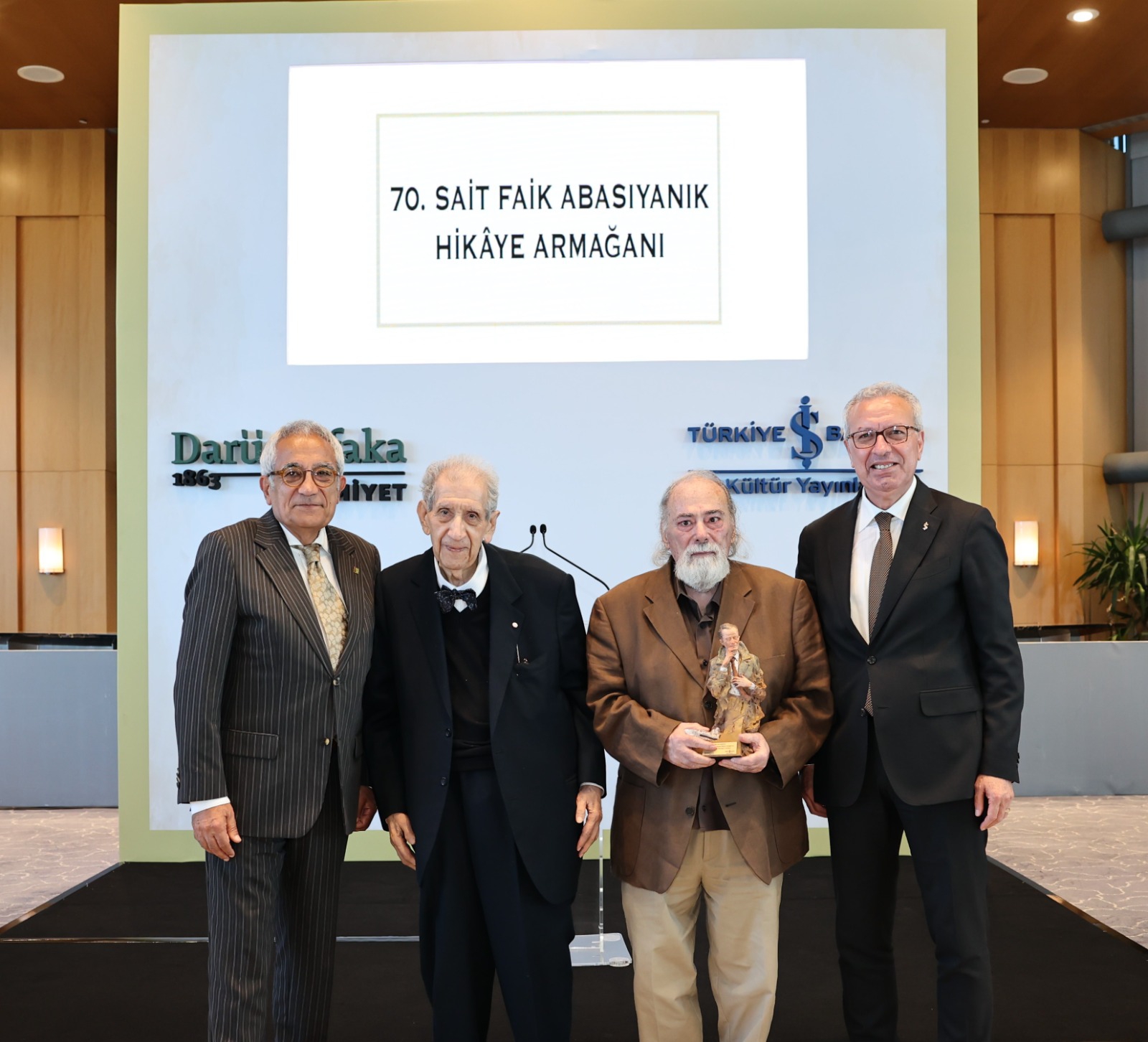 Edebiyatı onunla sevdi, yıllarını yazmaya adadı, o yazarın adına ödül aldı