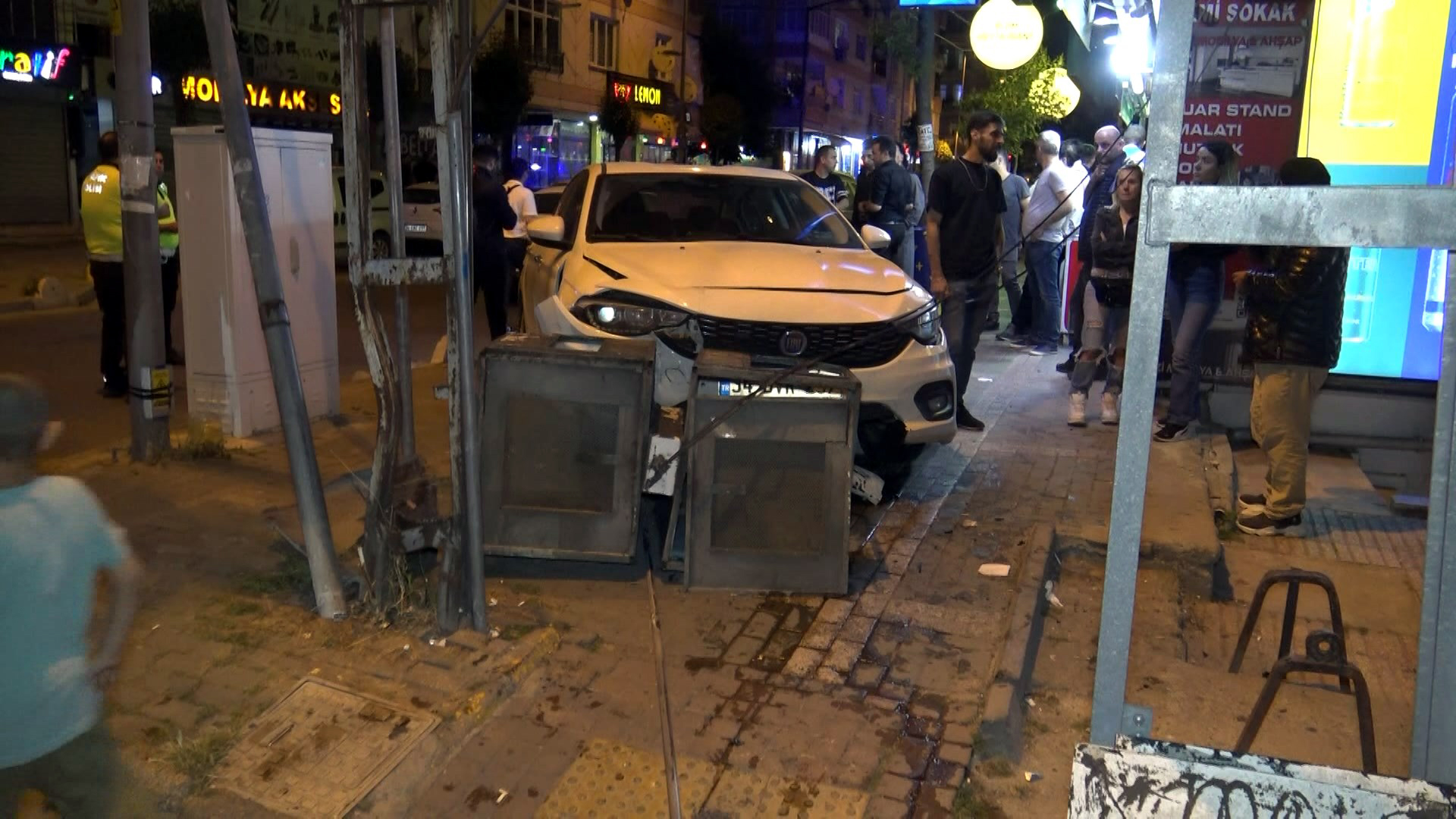 Avcılar'da direksiyon başında kalp krizi geçiren sürücüye hayat kurtaran müdahale