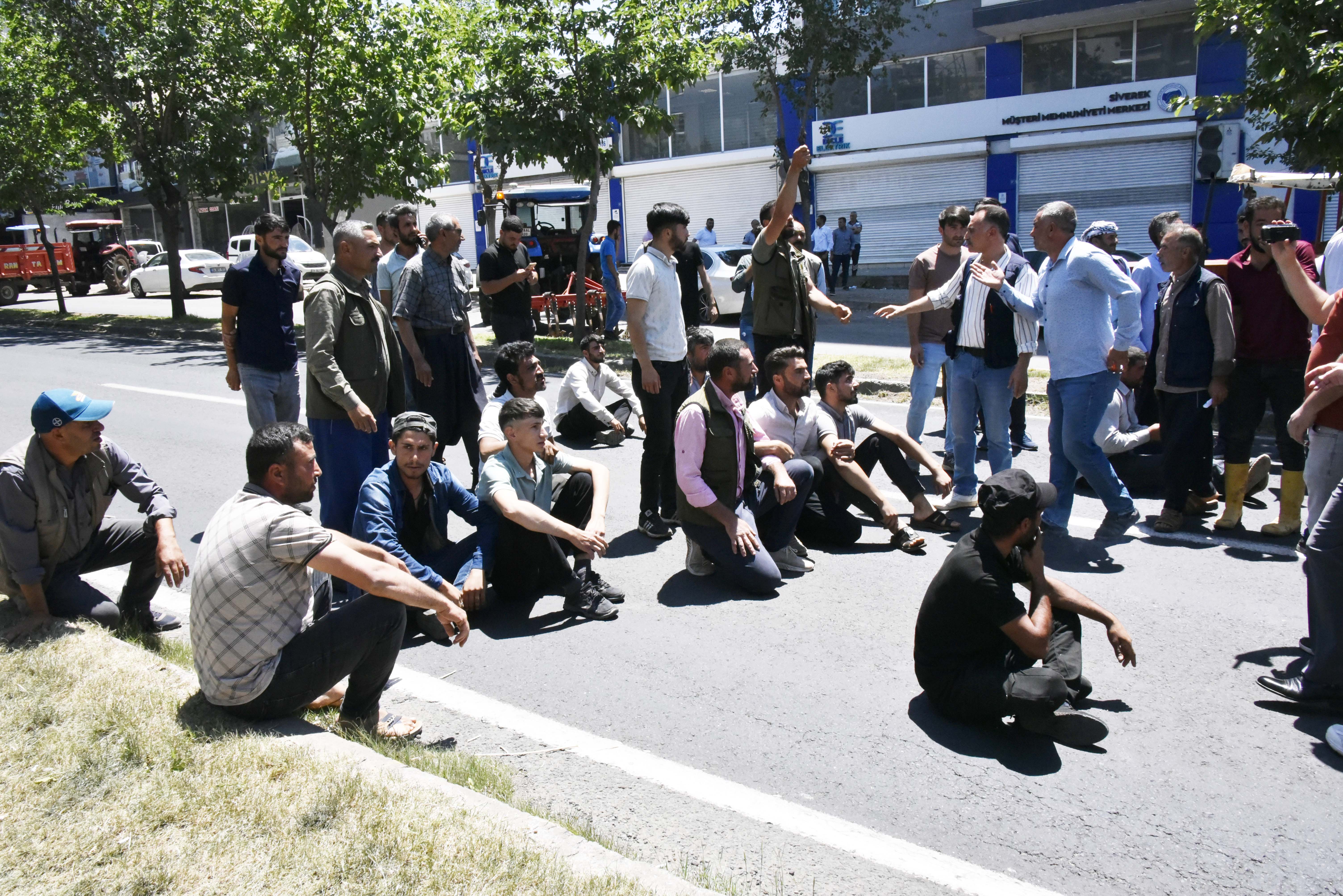 Şanlıurfa'da çiftçiler yol kesti, eylem yaptı