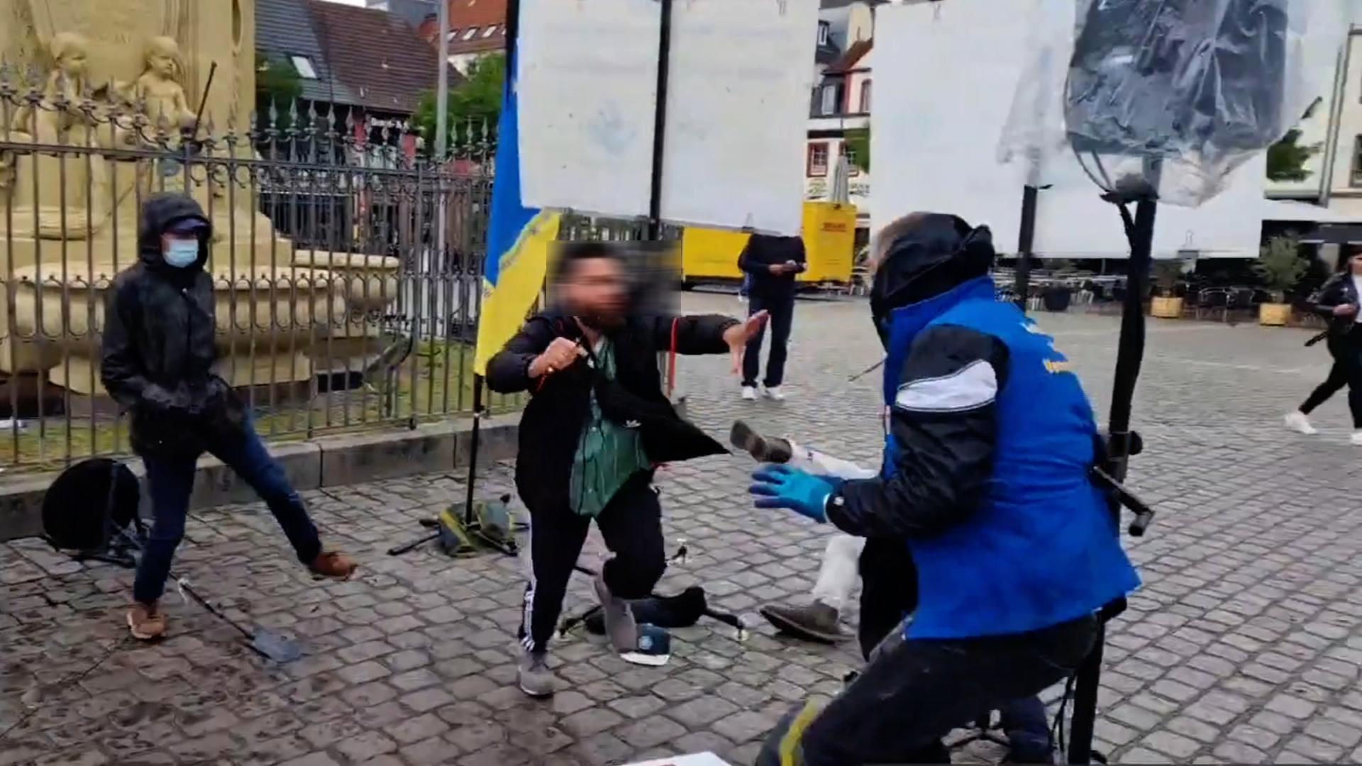 Almanya'da sağcı politikacı bıçaklandı