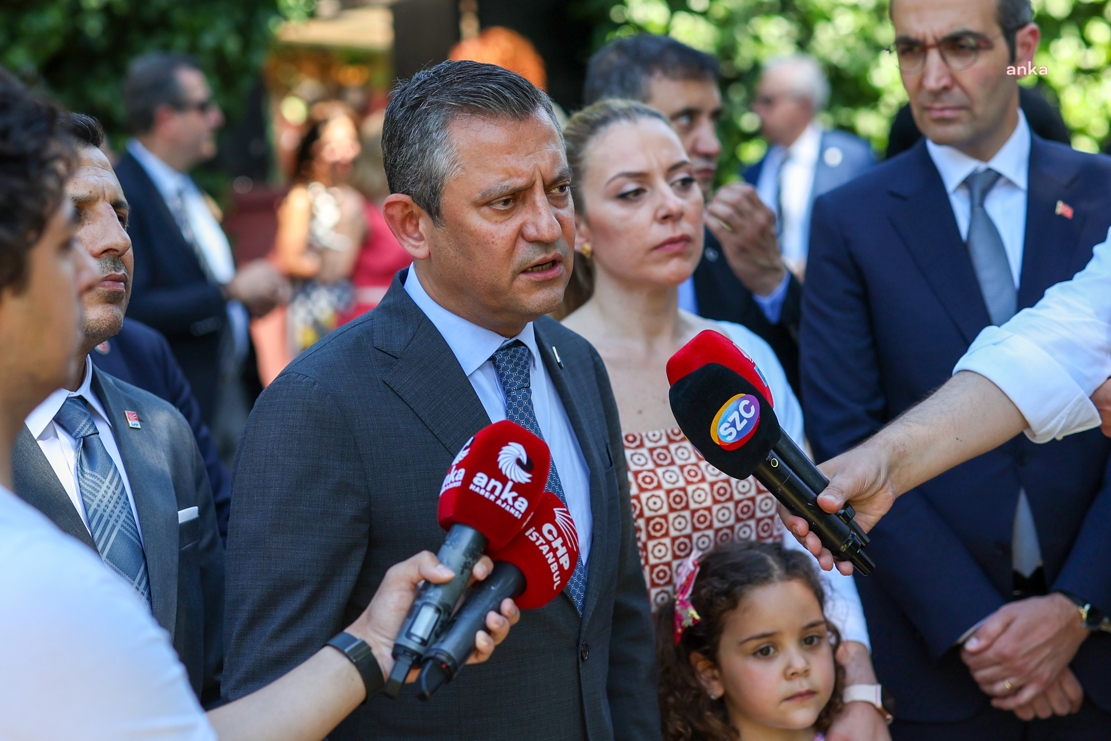 Özel, Gezi tutuklusu Tayfun Kahraman’ın kızının törenine katıldı: 'Artık Vera’yı okula babası götürsün”