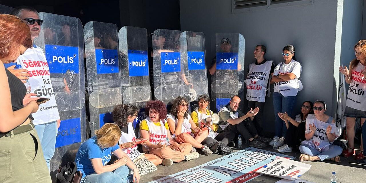 Taban maaş hakları için nöbet eylemi yapan öğretmenlere polis müdahalesi: 18 kişi gözaltında