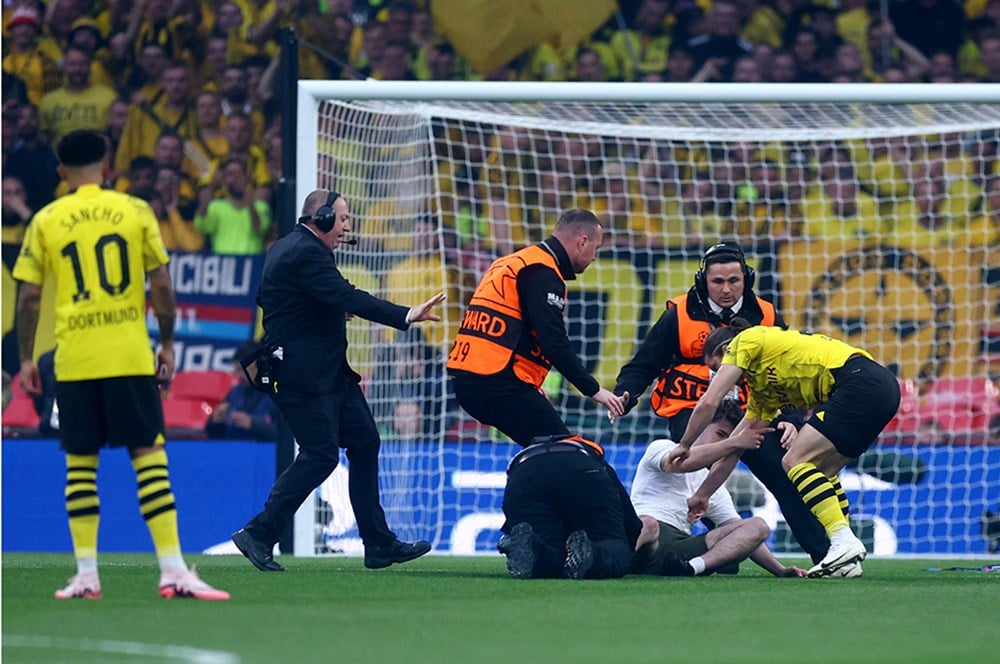 Real Madrid-Dortmund arasındaki Şampiyonlar Ligi finali olaylı başladı: Taraftarlar sahaya girdi