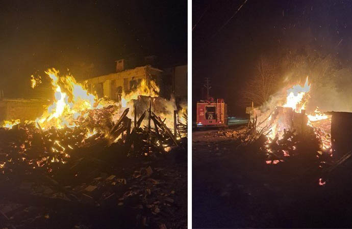 Kastamonu'da buzdolabı patladı, çıkan yangında iki ev yandı