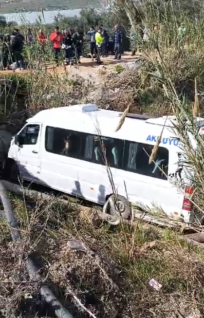 Mersin'de otomobille çarpışan yolcu minibüsü dereye yuvarlandı: Ölü ve yaralılar var