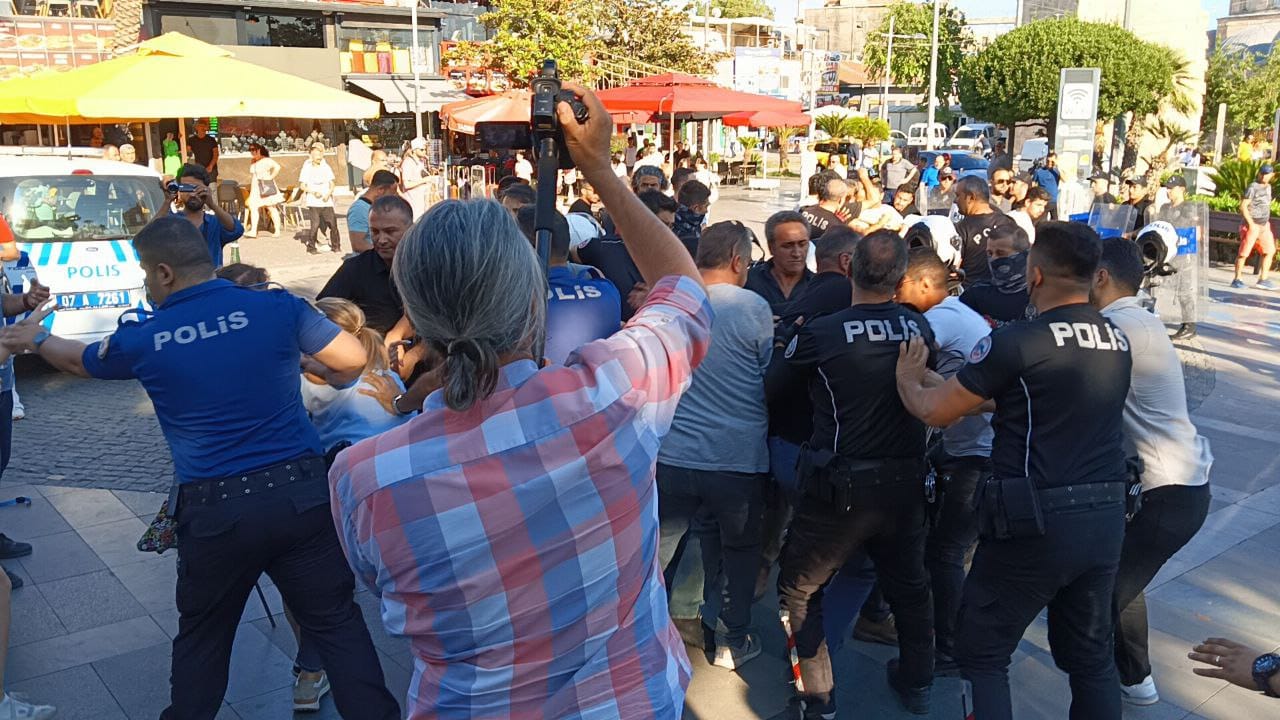 Antalya'da 'kayyum' eylemine polis müdahalesi: Gözaltılar var