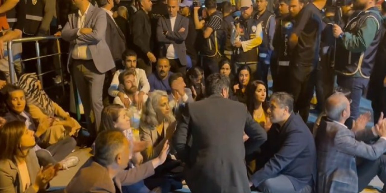 Hakkari'de kayyum ablukası: DEM Partili vekiller oturma eylemine başladı