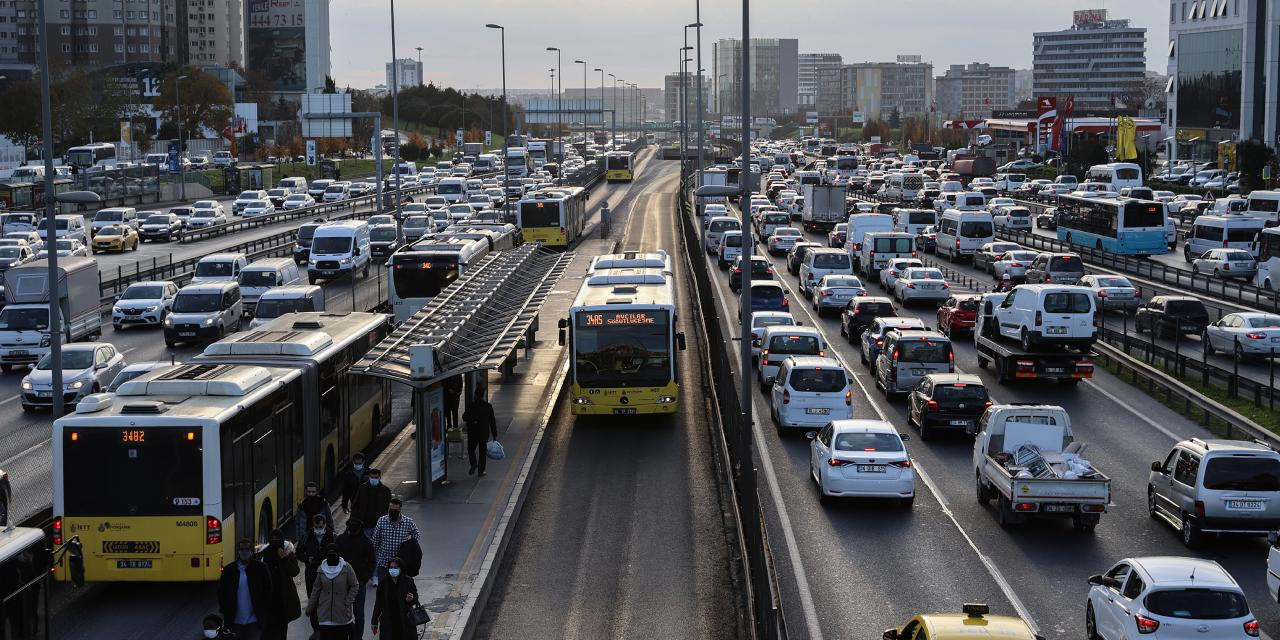 İstanbul'da trafik krizi: Kent genelindeki trafik yoğunluğu yüzde 70'e ulaştı