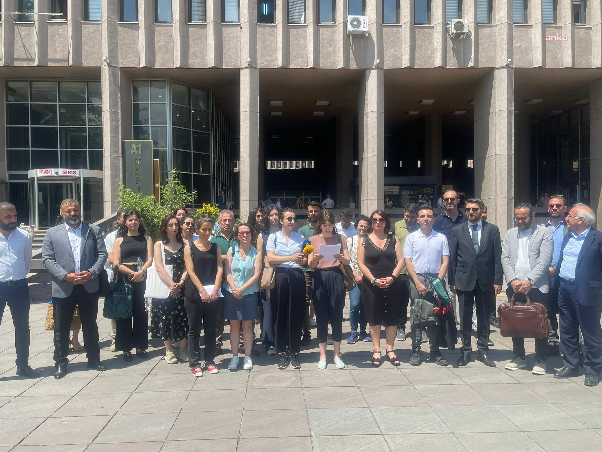 Hukuk meslek örgütleri Ankara Adliyesi önünde kayyım kararına tepki gösterdi