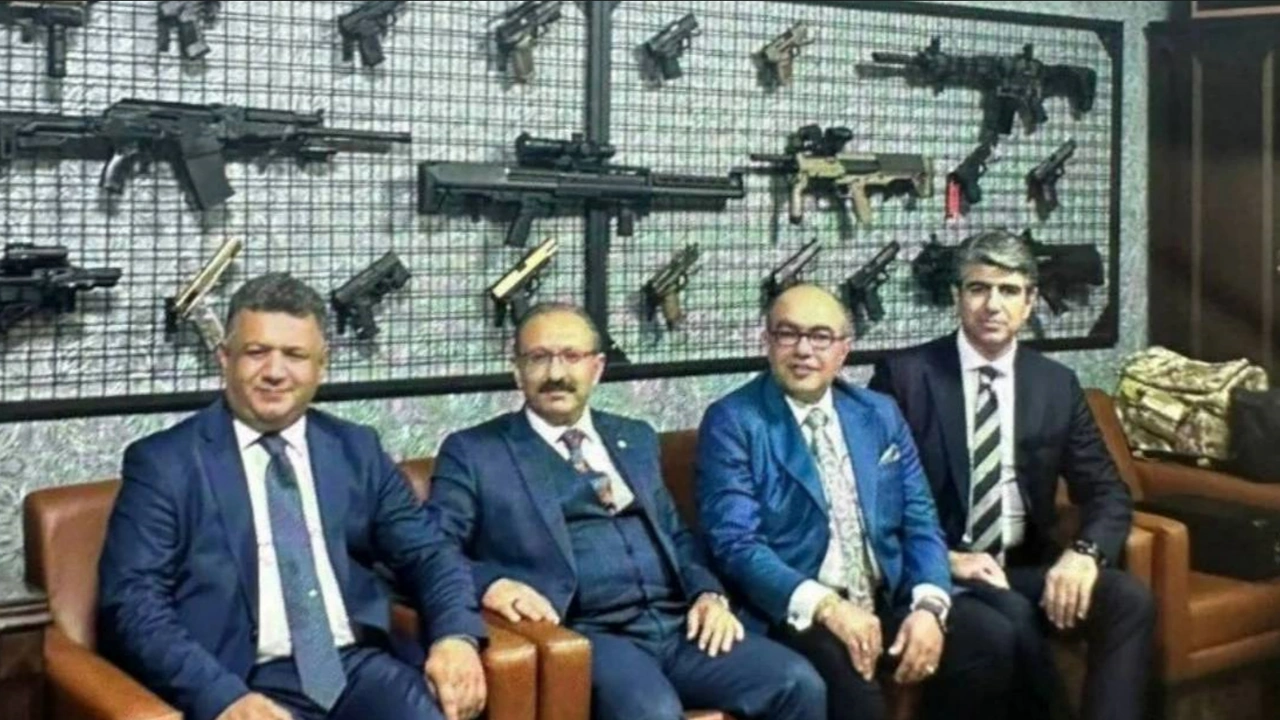 Barış Pehlivan’dan silah koleksiyoncusu hakimle ilgili 7 soru: Soruşturma yapacaklar da bu fotoğrafta, nasıl yapacaklar?