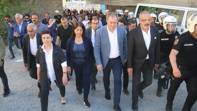 Leyla Zana ve Tuncer Bakırhan Hakkari’ye geldi: Valilik önündeki yürüyüşe katıldılar