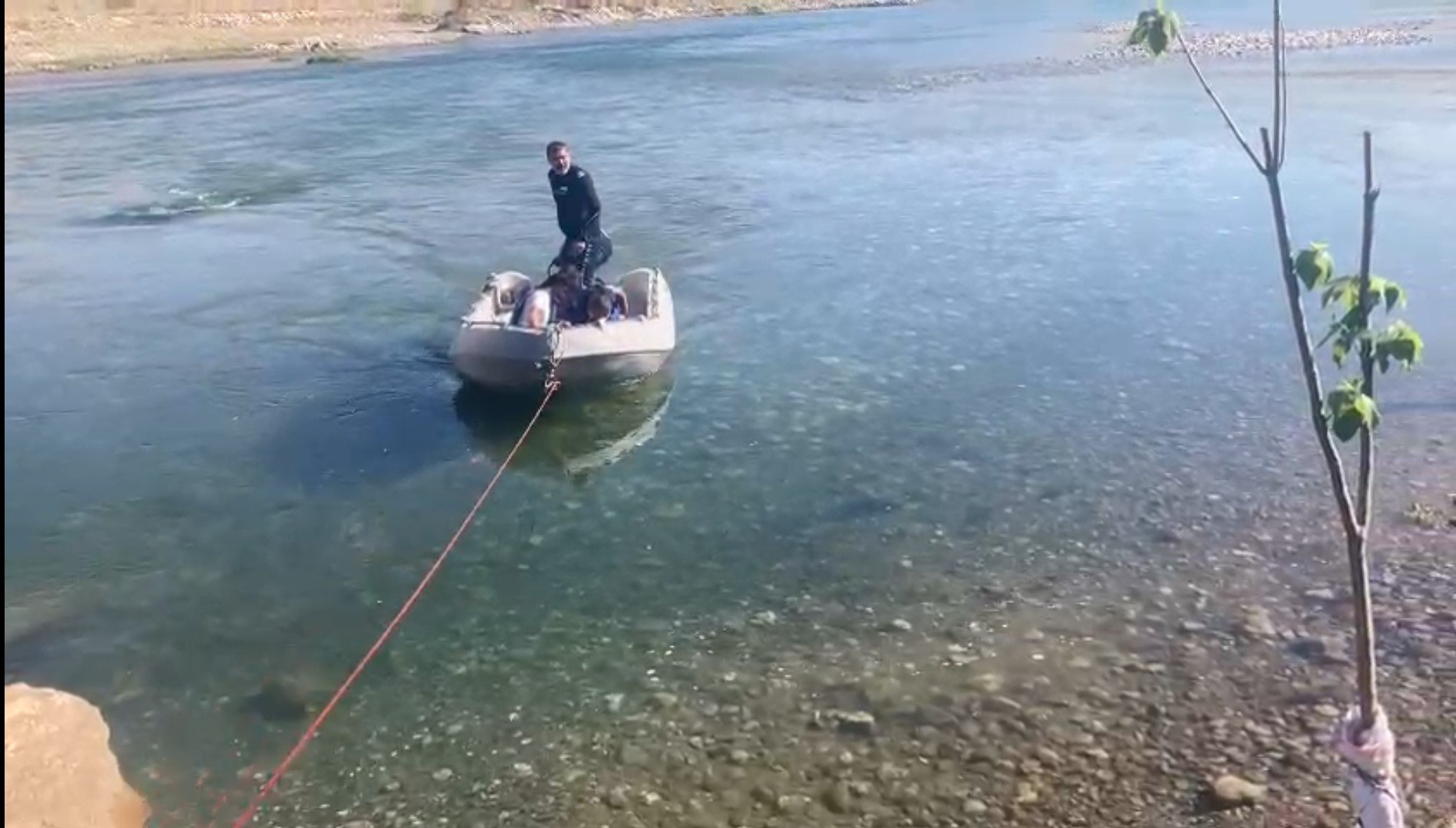 Dicle Nehri’nde piknik yaparken mahsur kaldılar