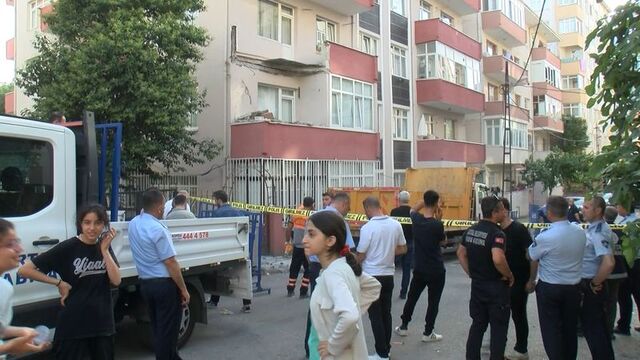 Kartal'da korkutan olay: Balkon çöktü; bina tahliye edildi
