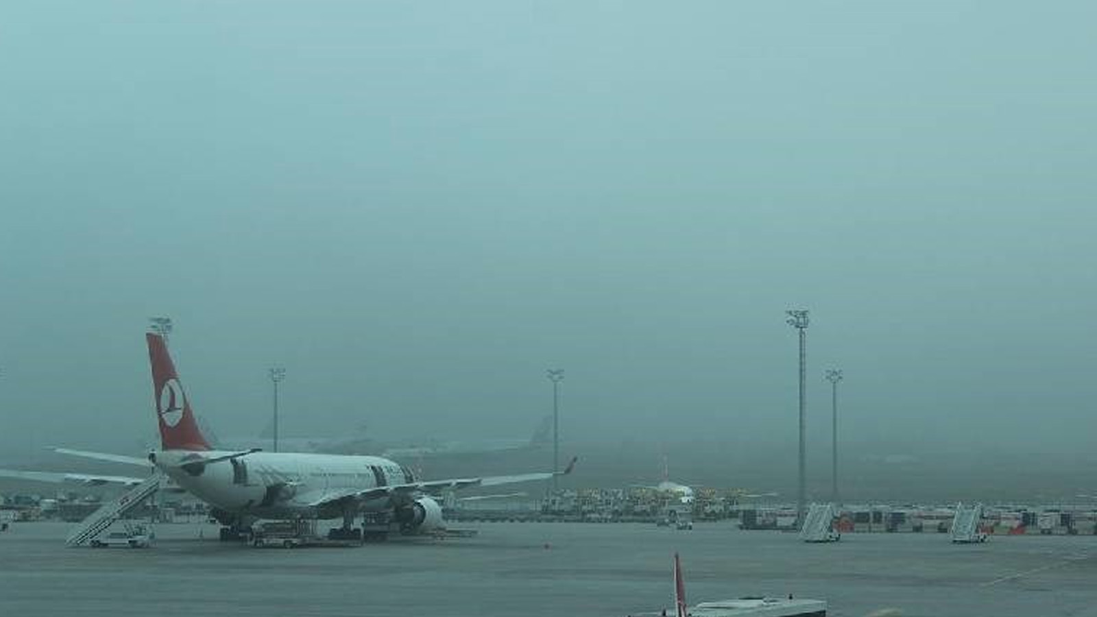 Sabiha Gökçen Havalimanı'nda sis etkili oldu: İniş yapamayan uçaklar yönlendirildi, kalkışlar gecikti