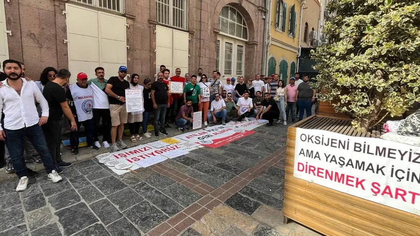 İzmir Büyükşehir Belediyesi önünde işçilerin eylemi sürüyor: İtalyan sendikası işçilere destek verdi