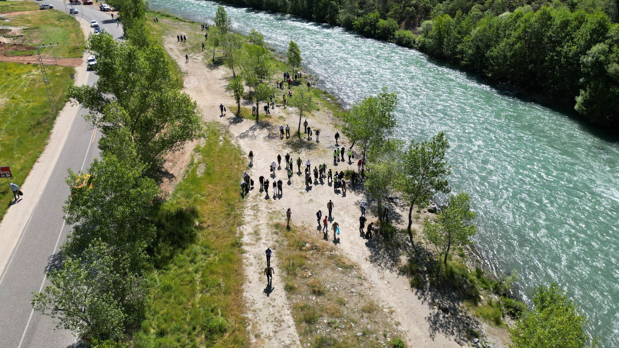 Tunceli Valisi ile bin yurttaş Munzur Vadisi Milli Parkı'nda, çöp topladı