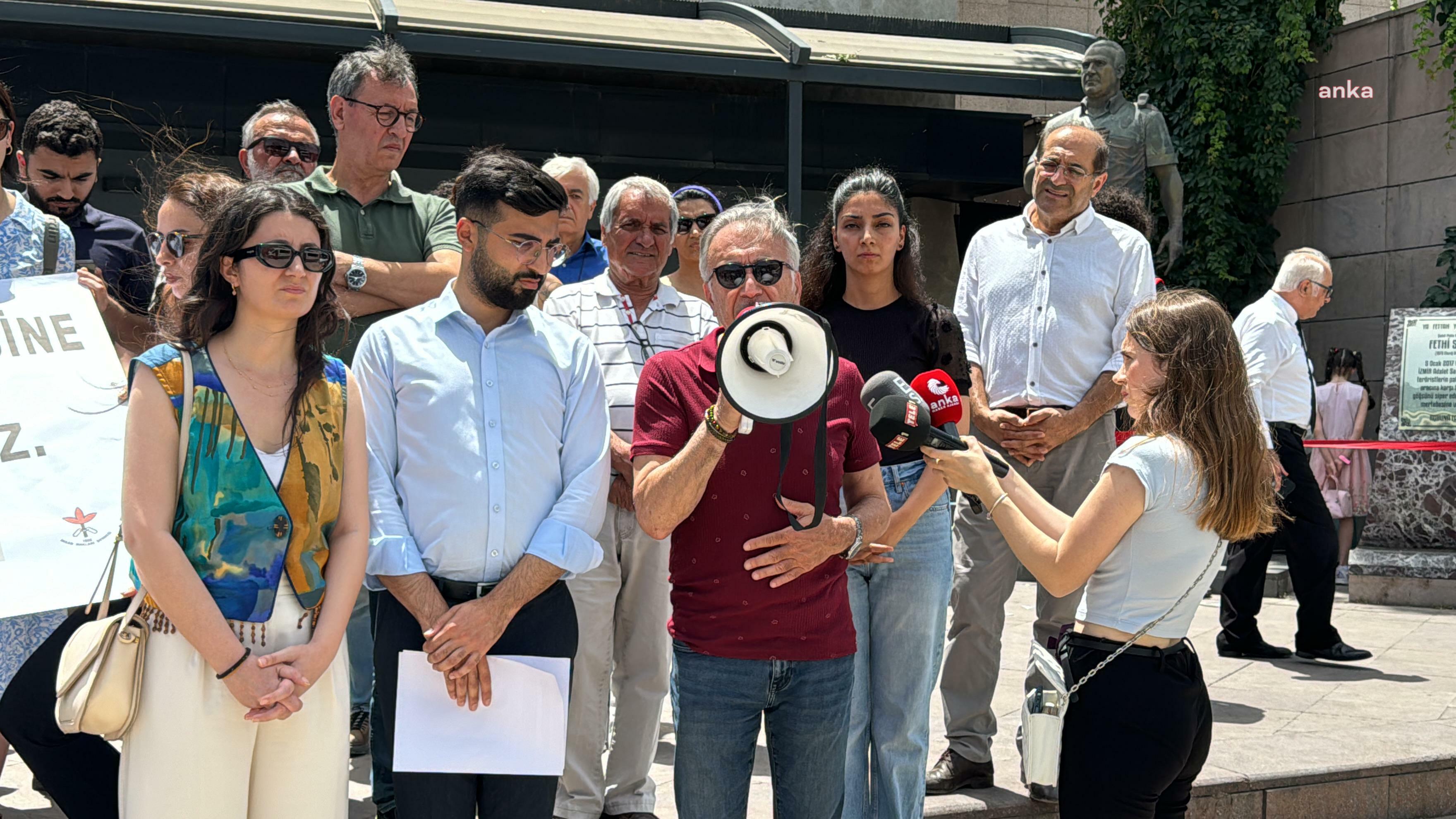 İzmir’de hukukçular kayyıma karşı adliye önünde açıklama yaptı