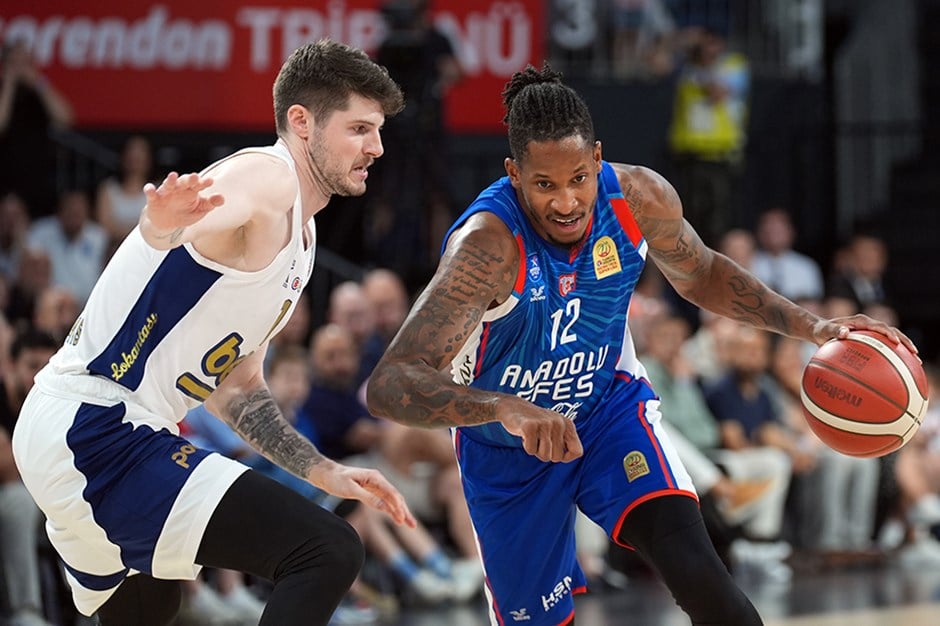 Fenerbahçe Beko, Anadolu Efes'i yendi: Final serisinde öne geçti