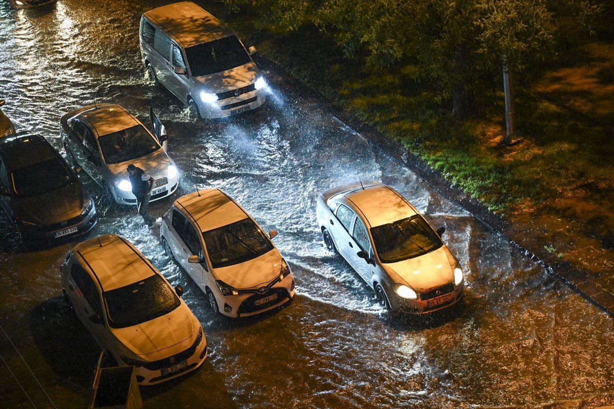 Başkentte şimşekli gece! Yağışlar aniden bastırdı, cadde ve sokaklar taştı