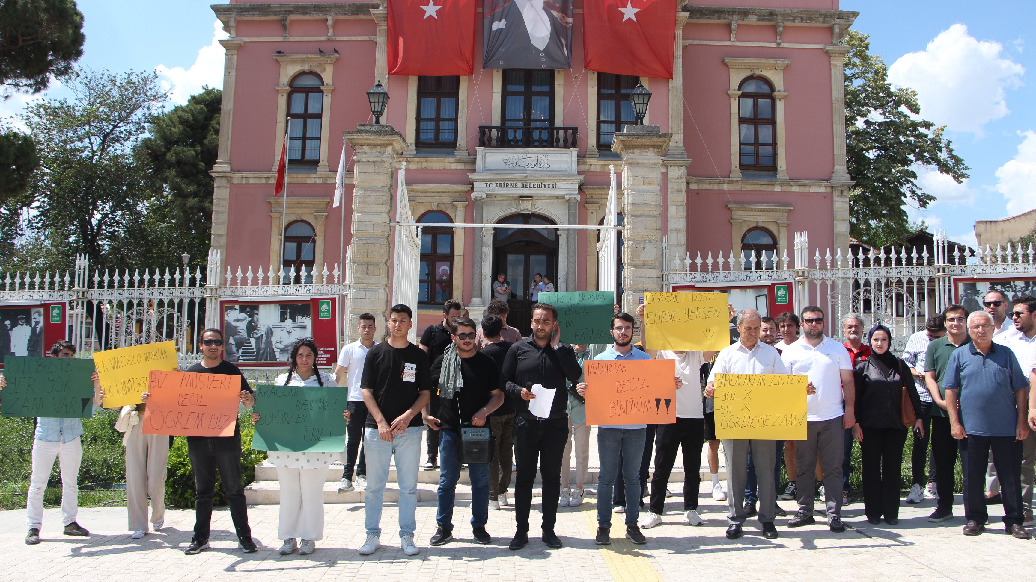 Edirne'de üniversite öğrencileri toplu taşımaya zammı protesto etti