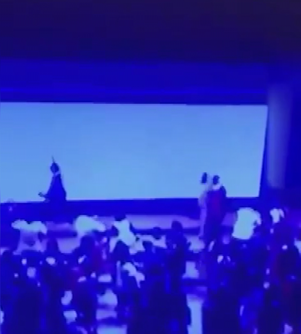 Mezuniyet töreninde dev LED ekranın sahnedekilerin üzerine düşme anı