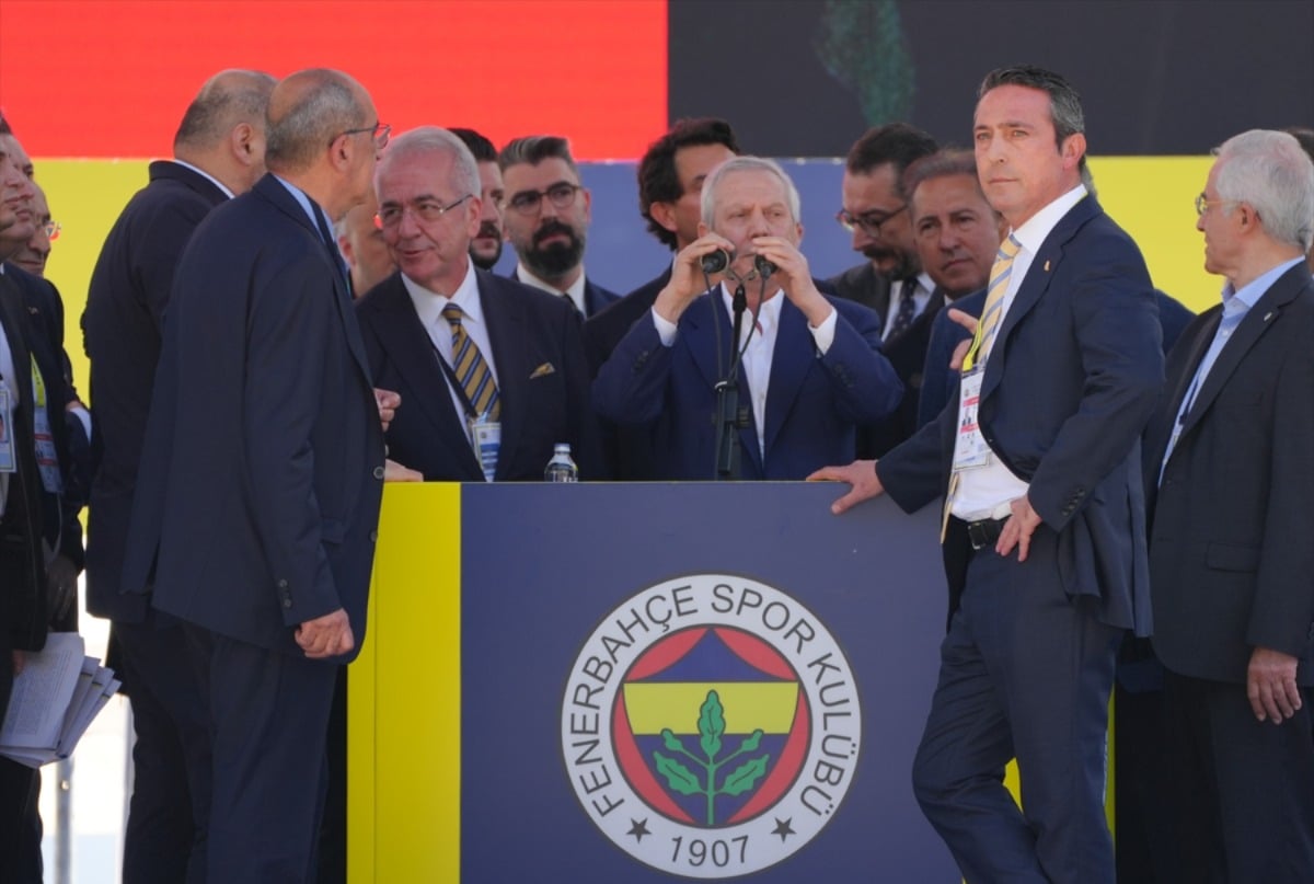 Fenerbahçe'de tarihi kongre: Küçük'ün seçilmesine itiraz eden Aziz Yıldırım kongreyi terk etti!