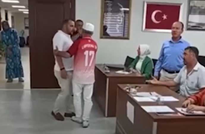 İYİ Partili belediye başkanının yakınından Meclis baskını: üyelerden hesap sordu