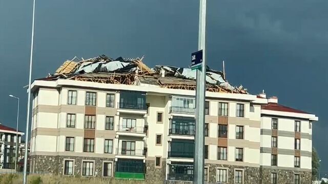 Şiddetli rüzgar ve sağanak hayatı felç etti: Çatılar uçtu, araçlar yolda kaldı