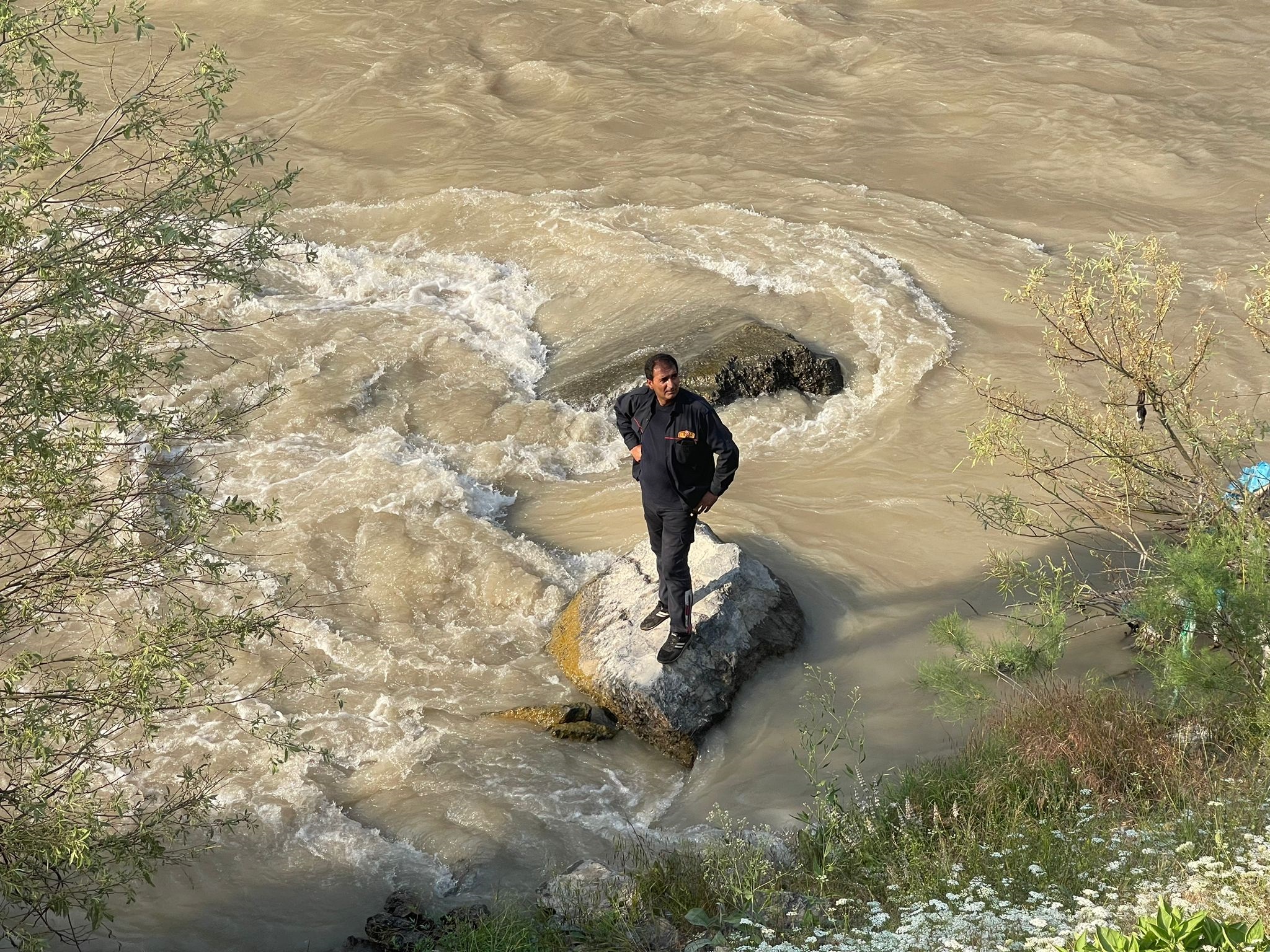 Otomobil, Zap Suyu'na uçtu; boğulma tehlikesi geçiren çift kurtarıldı