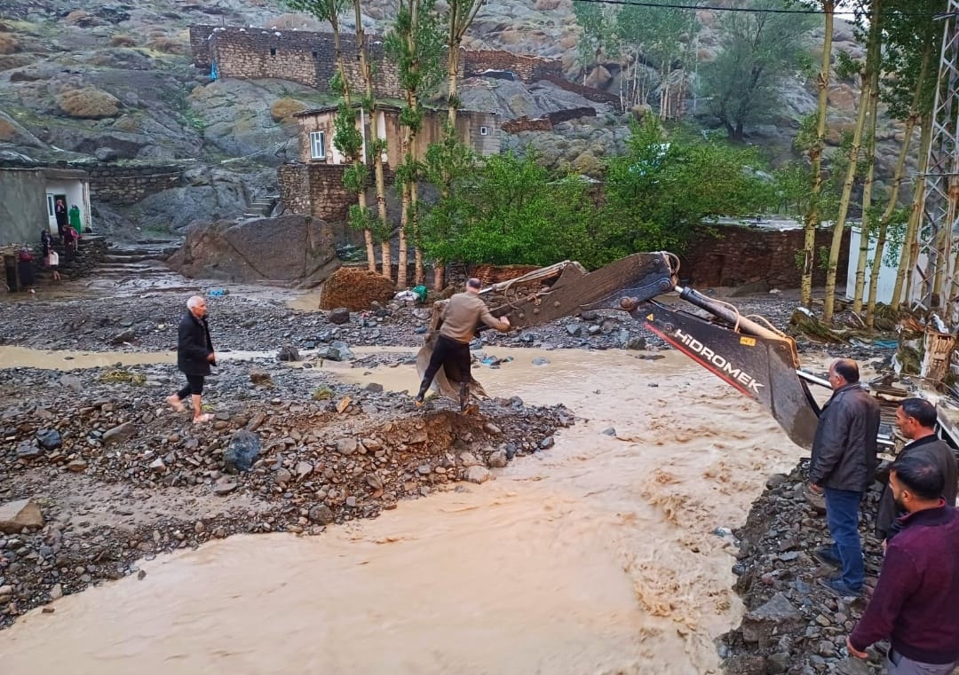 Van’da sel sonrası hasar oluşan yerlerde bakım ve onarım çalışmaları sürüyor