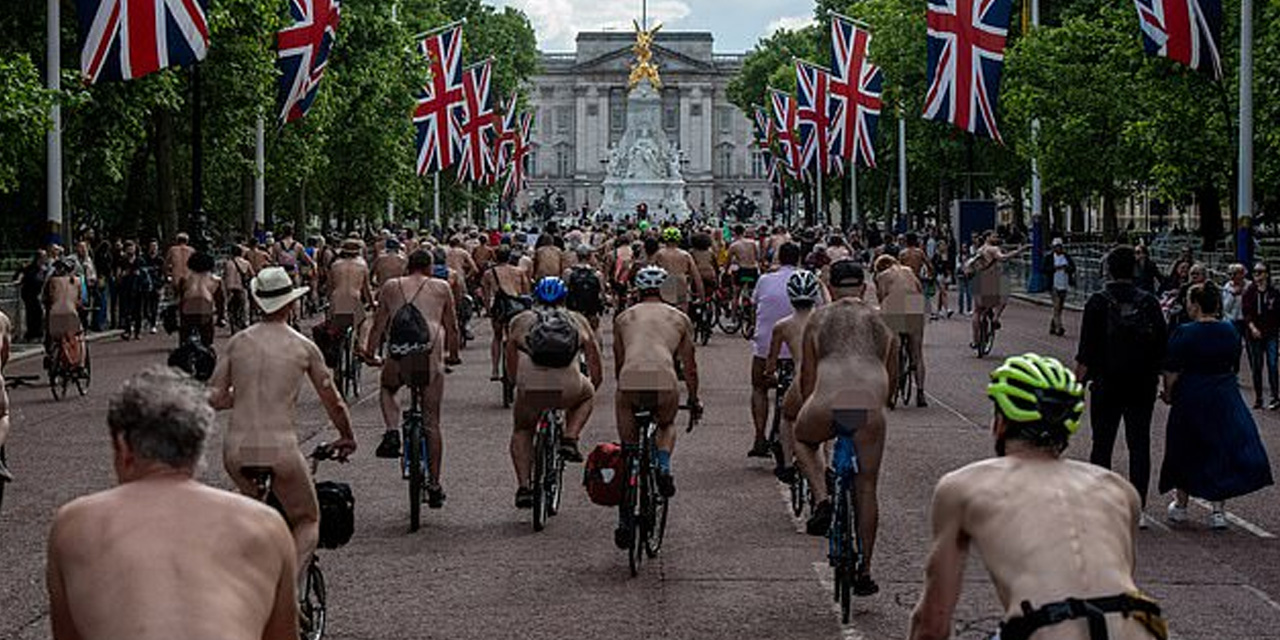 Çıplak bisikletçilerin Londra'daki iklim değişikliği çağrısı dikkat çekiyor