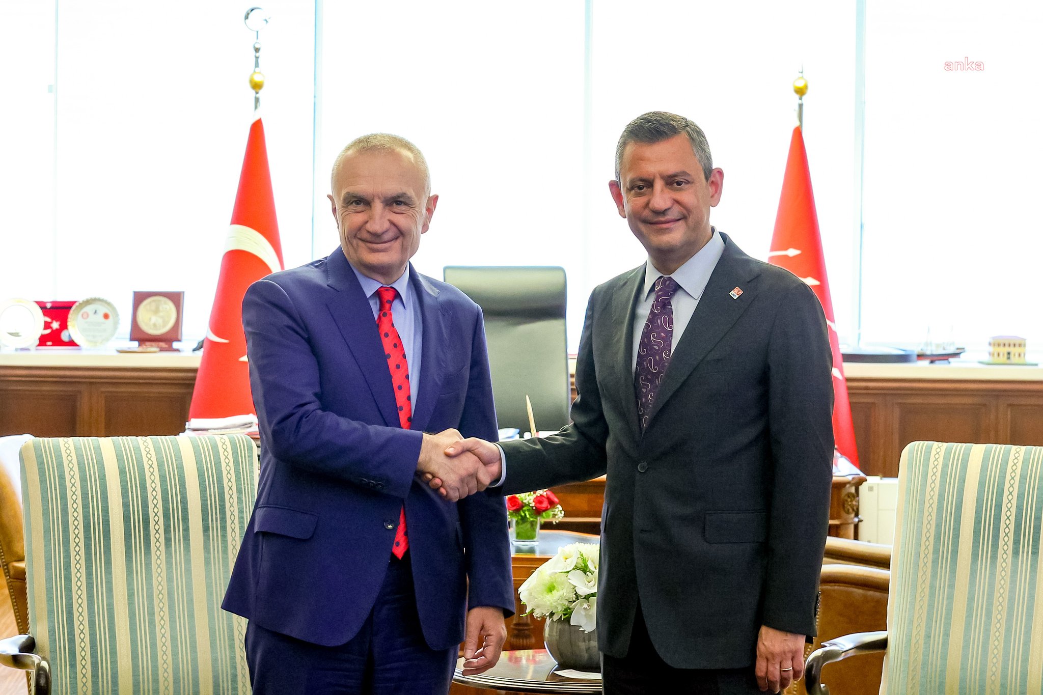 Özel, eski Arnavutluk Cumhurbaşkanı Meta ile bir araya geldi