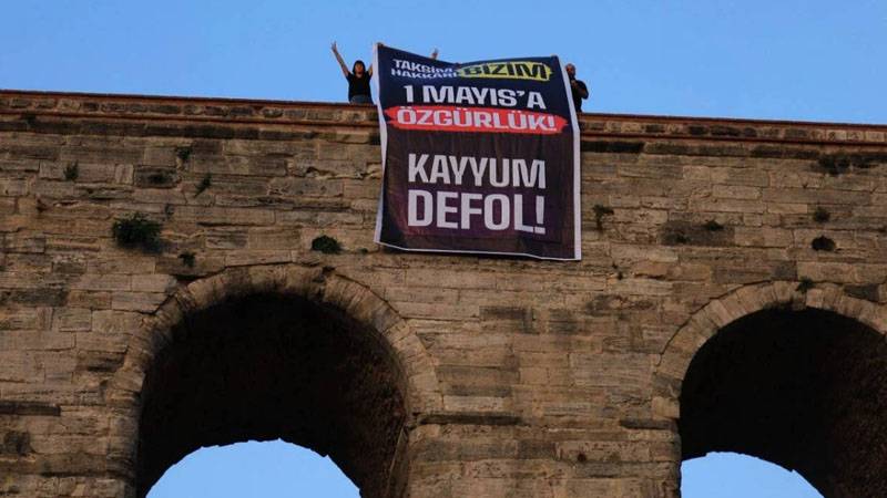 DEM Parti vekillerinde Saraçhane surlarına pankart