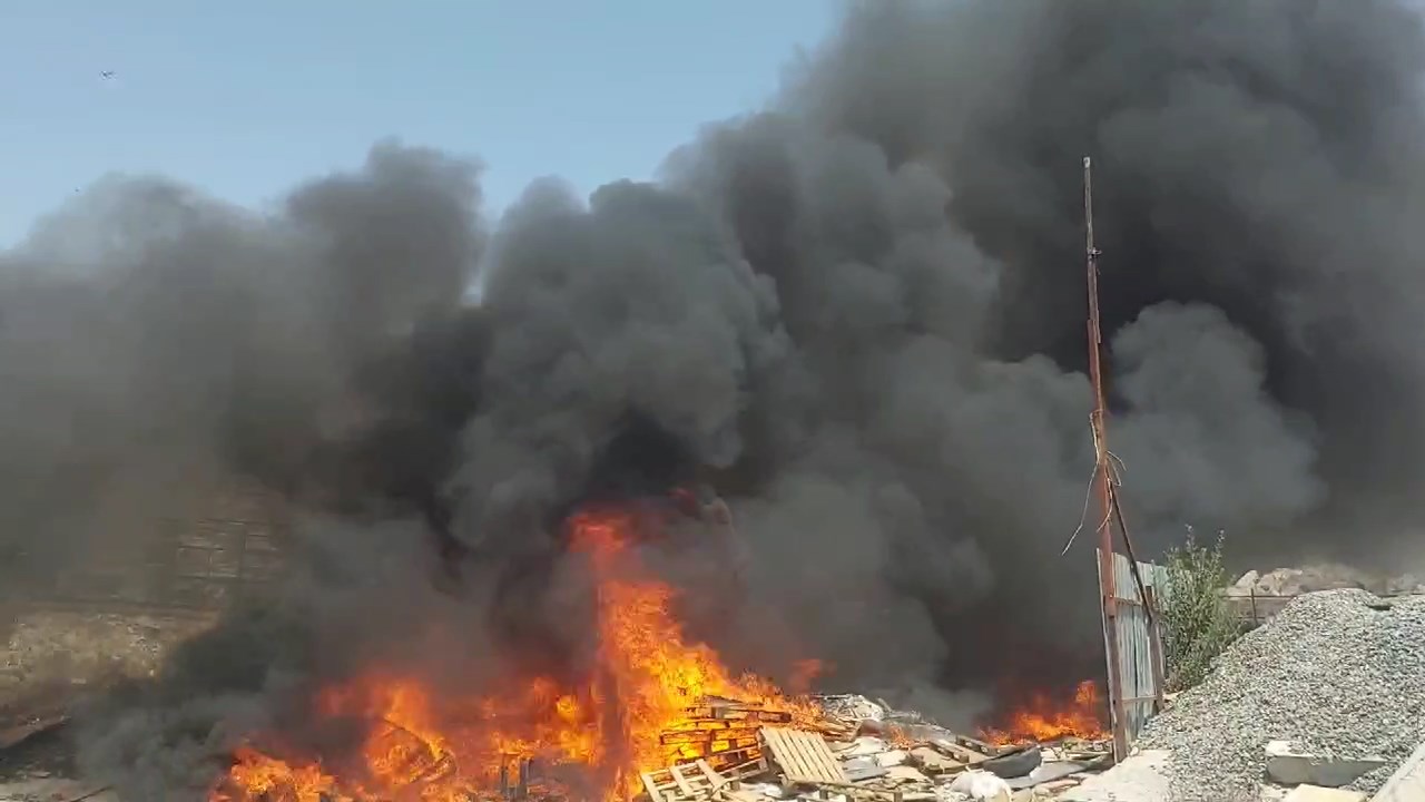 Avcılar’da korkutan palet yangını: Alevler gökyüzünü kapladı