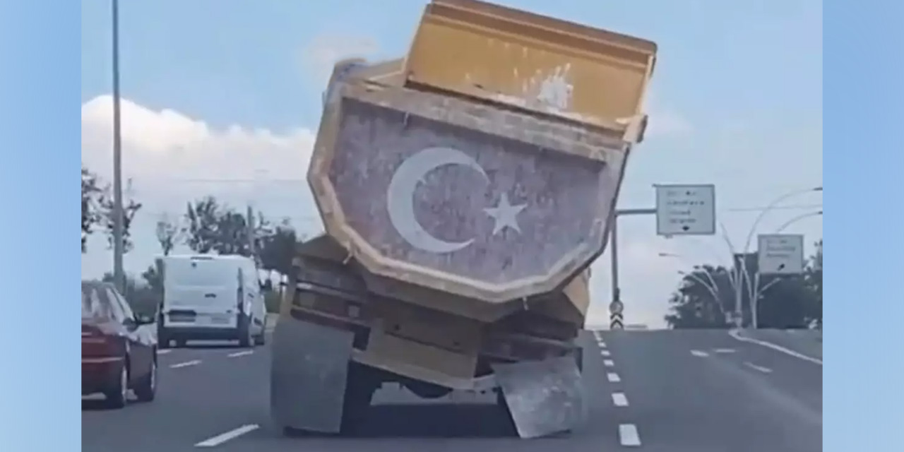 Ankara'da trafikte tehlikeli anlar: Yan yatan hafriyat kamyonu gündemde