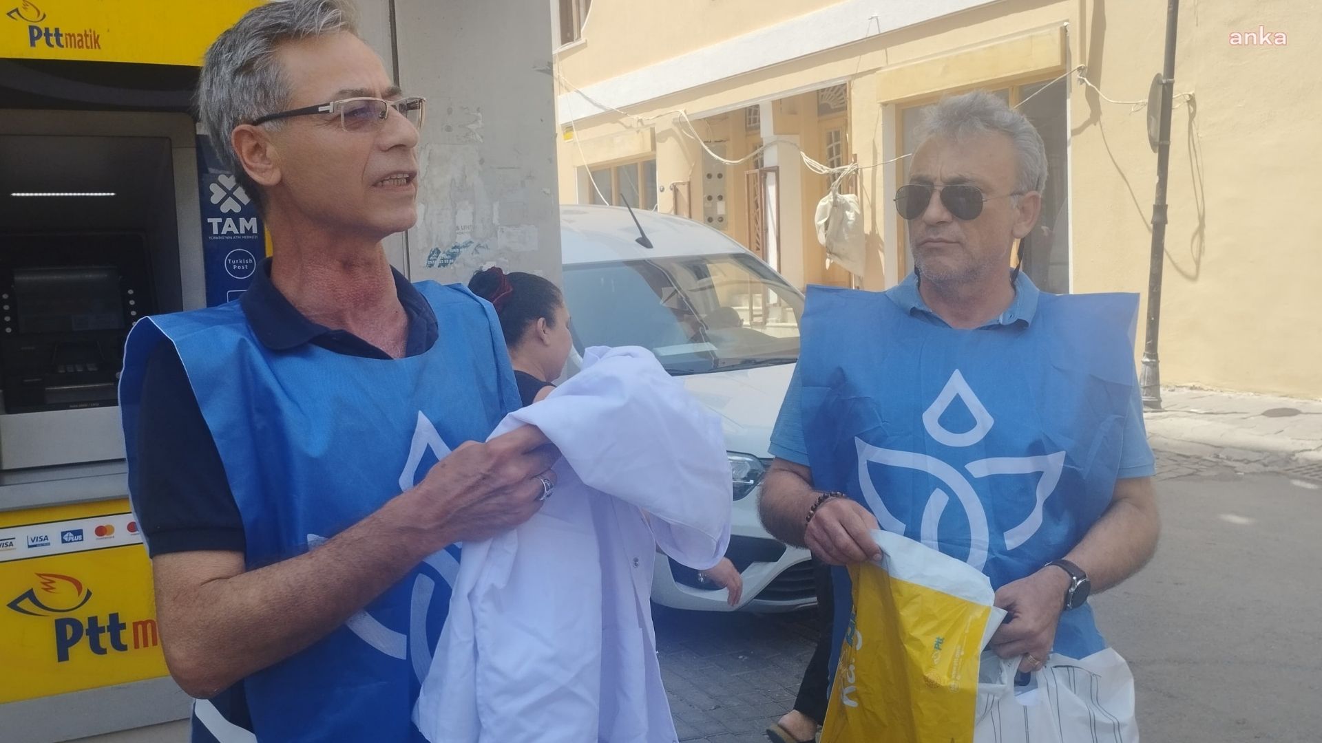 İzmir’de öğretmenler, önlüklerini Yusuf Tekin’e kargoladı