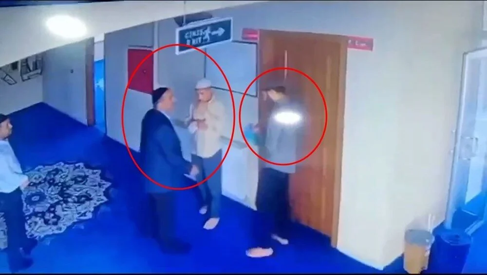 Kuran kursunda öğrencilere tokat atan imamın görüntüleri ortaya çıktı
