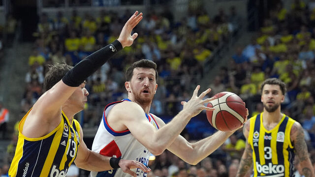 Fenerbahçe Beko, Anadolu Efes'i 3-1'le geçerek şampiyonluğa uzandı