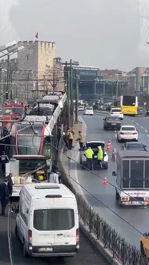 Topkapı'da raylardan geçmeye çalışan bir kişiye tramvay çarptı