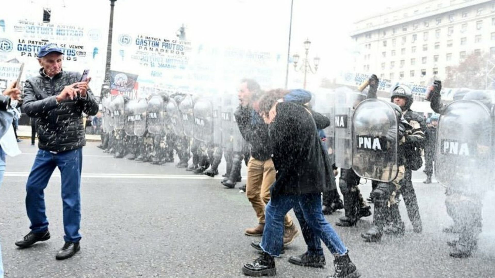 Arjantin’de reform paketini protesto edenlerle polis arasında çatışma çıktı