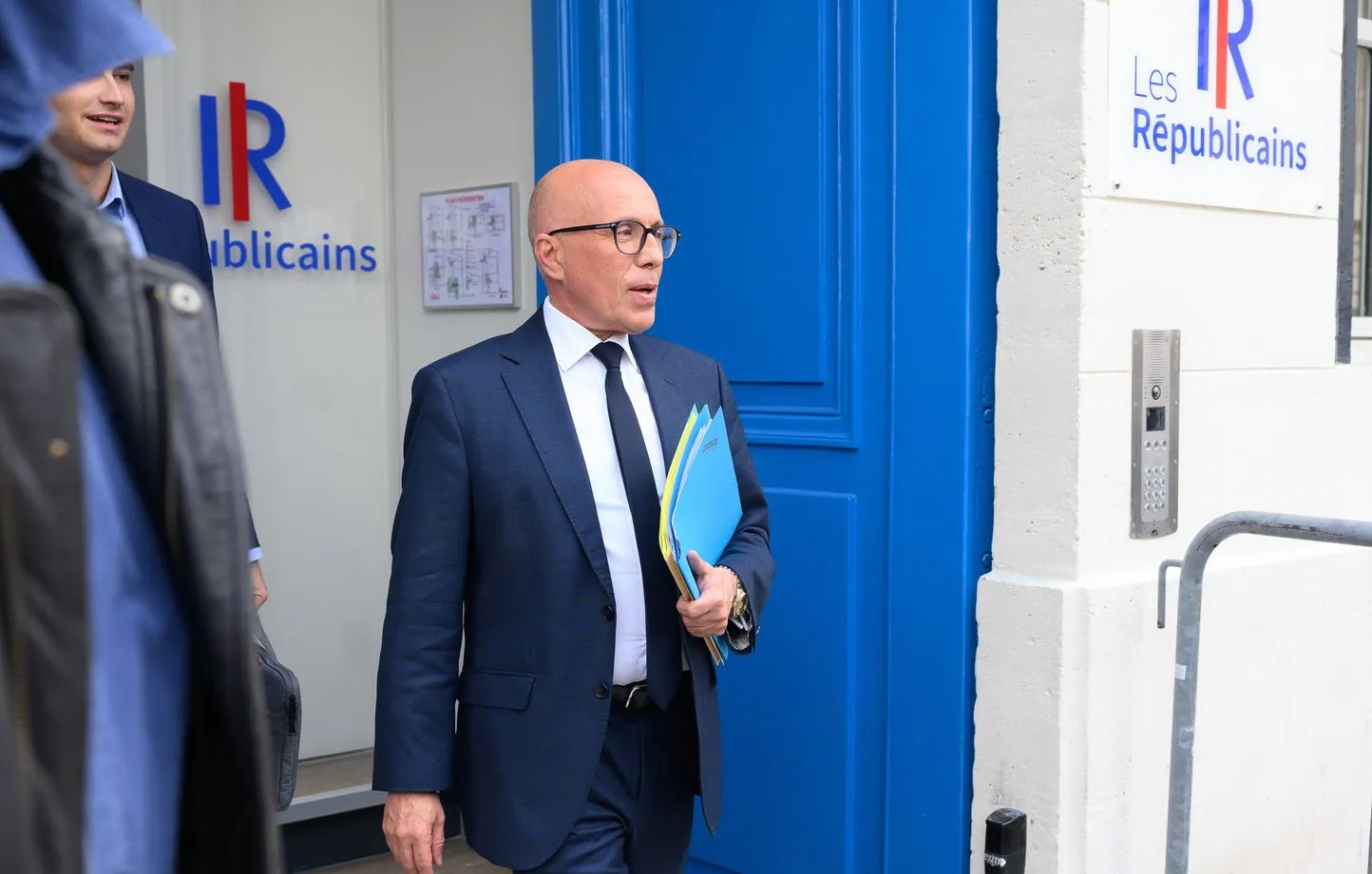 Görevden alınan lider kendisini partisinin genel merkezine kapattı