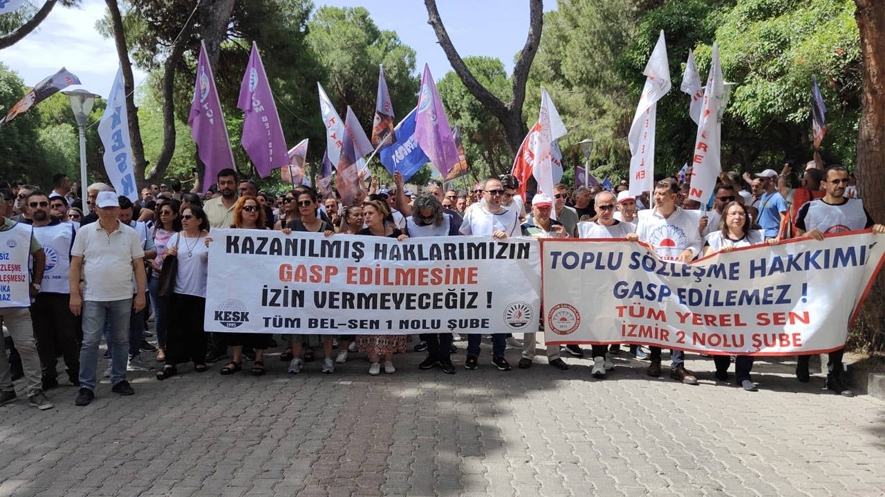 İzmir'de iş bırakma eyleminde arbede çıktı: Memurlar Cemil Tugay'ın konuşma yapacağı alana yürümeye çalıştı