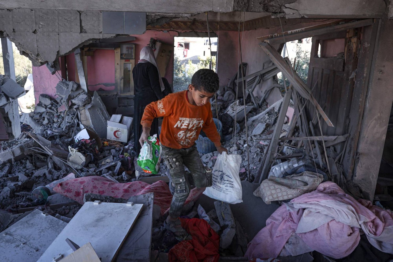 İsrail Refah'a ilerlemeye devam ediyor; Filistinliler açlıkta son evreye girdi