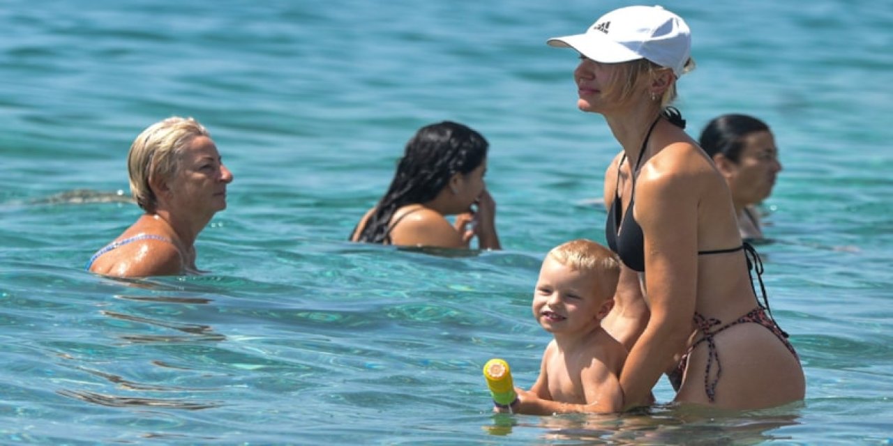 Antalya'da plajlar '45 derecelik' uyarıya rağmen doldu
