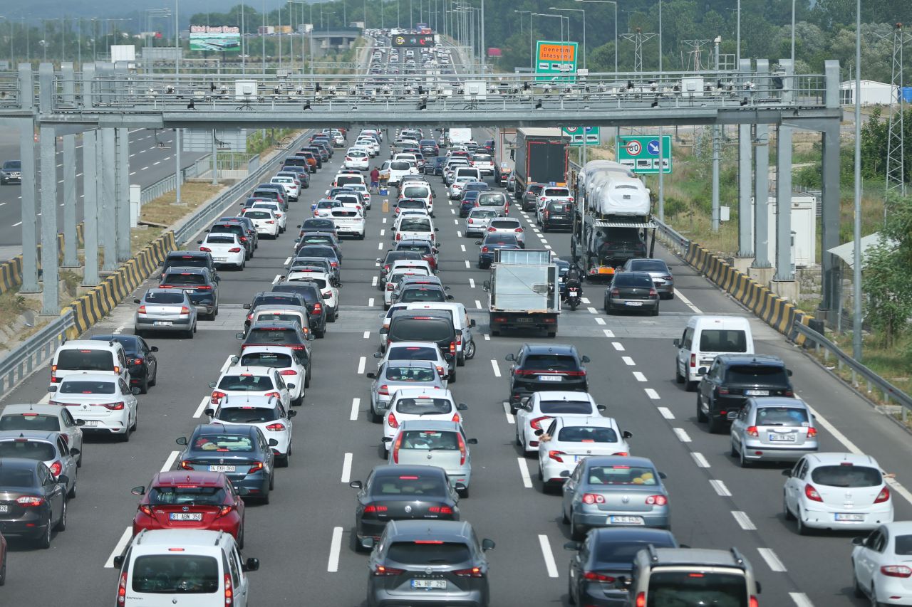 Karneyi alanlar yollara akın etti: Kurban Bayramı tatili trafiği başladı