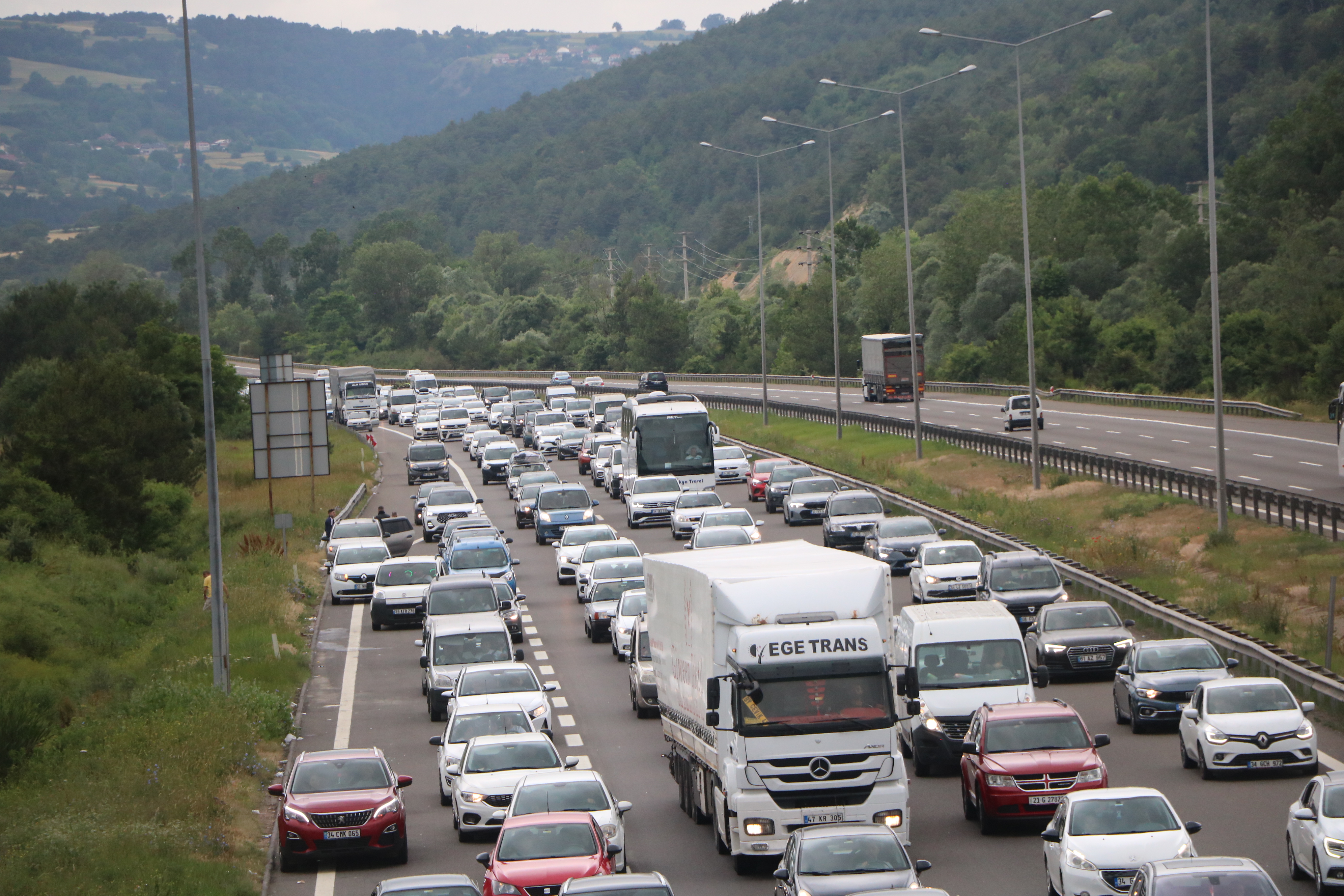 Kurban Bayramı yoğunluğu Anadolu Otoyolu'nda: Ulaşım durma noktasına geldi