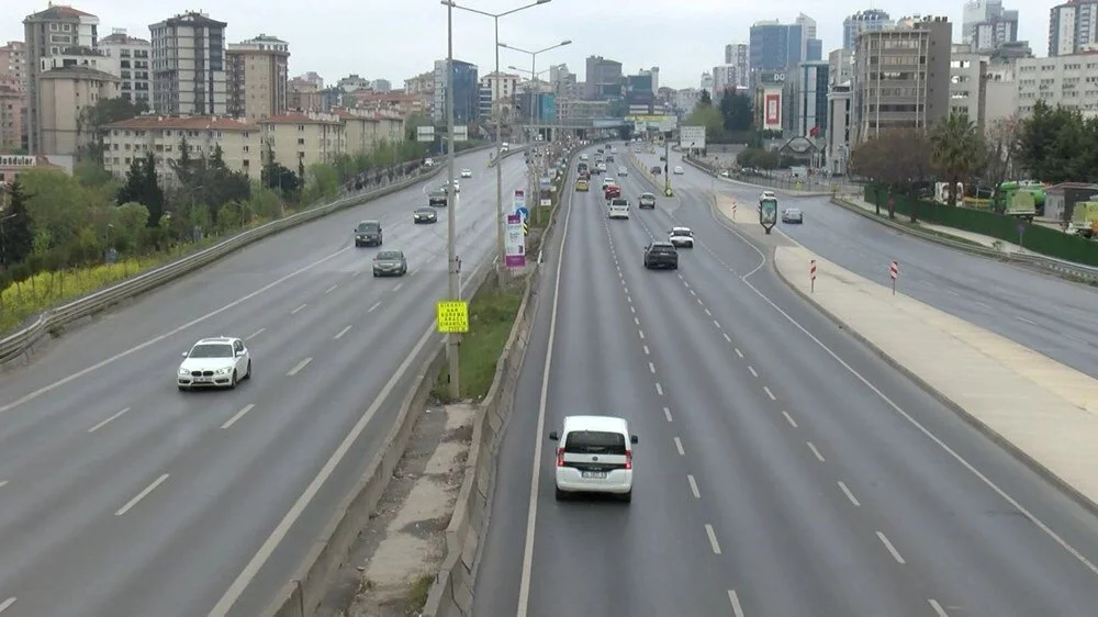 İstanbul boş kaldı: Trafik yoğunluğu yüzde 10 olarak ölçüldü