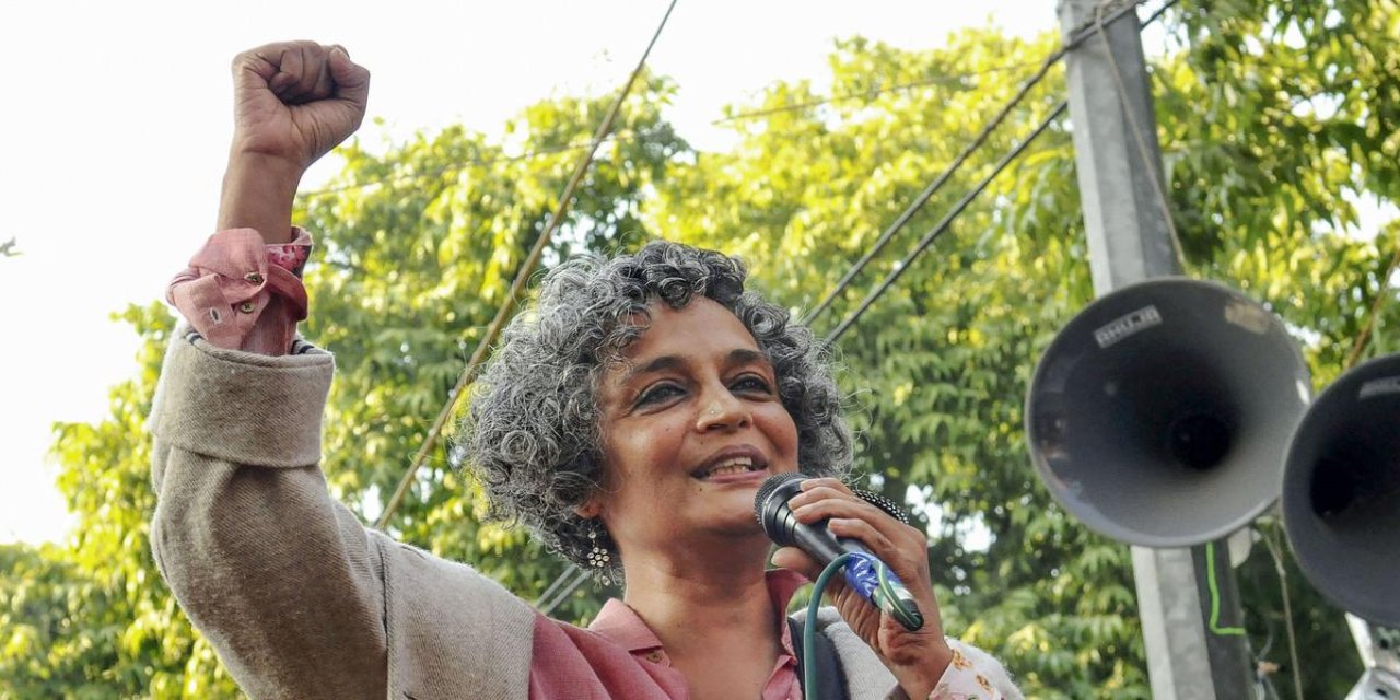 Yazar Arundhati Roy’a 14 yıl önceki konuşması nedeniyle dava açılıyor