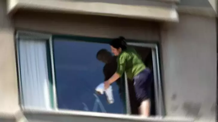 Cam silen kadın düşerek yaşamını yitirdi